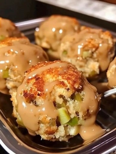 Leftover Turkey Stuffing Balls 🦃 Ingredients You’ll Need 2 cups leftover stuffing 1 cup cooked turkey, finely chopped or shredded 1/2 cup mashed potatoes (helps bind the mixture) 1/2 cup grated cheese Full recipe 👇 💬 | Recipes For Dinner