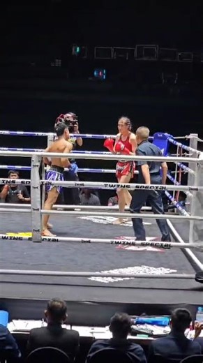A girl versus hovering in the Muay Thai ring! The girl defeated the guy in this Thai boxing fight!