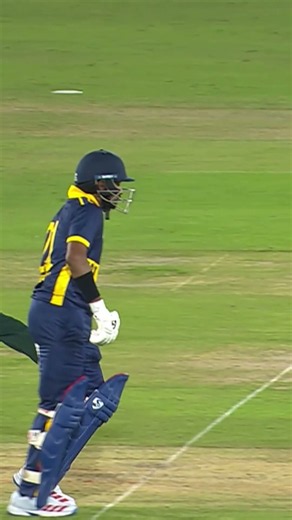 Faheem Ashraf takes the glove deflection to break the opening stand! #PAKvSL M9S1H