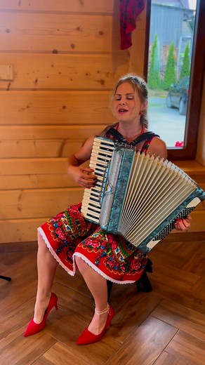 Fragment dzisiejszego występu w Restauracja regionalna "u Góralki"❤️ | Paolla Sofia Akordeonistka