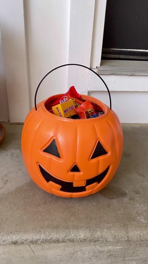 Candy Bucket Cake 🎃🍰 #cake #halloween #isitcake