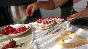 Gâteau chiffre - cake number ( cake trend 2018 ) Pour la pâte sablée 250g de beurre à température ambiante 160 g de sucre 2 œufs Pincé du sel 500 g de farine 140 g de poudre d’amande Commencez par crémer le beurre avec le sucre. Un fois une texture crémeuse obtenue, incorporez l’œuf. Mélangez et ajoutez le reste des ingrédients et mélanger Formez une boule que vous filmerez et que vous Réserverez au frigo au moins 1h. Avant de procéder à la découpe, Etaler la pâte avec un rouleau .Découpez à l’a