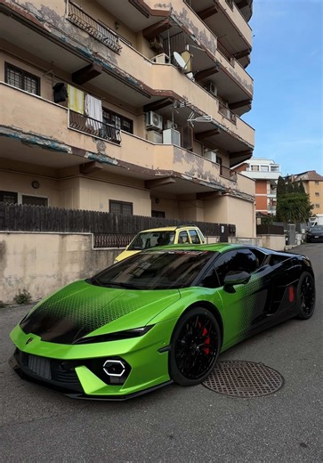 Lamborghini Temerario – “Emerald Abyss” 💚🖤 🥇🇮🇹✨ • Realizzazione design grafico su misura • PPF Emerald Green ad alta profondità • Sfumatura tecnica Hexagon Fade Black su cofano e fiancata • Pattern esagonale progressivo ispirato al linguaggio Lamborghini • Cura maniacale dei dettagli firmata Tittarelli Una supercar che unisce aggressività futuristica, profondità cromatica e design tecnico. Opera dal carattere deciso, pensata per chi non segue le regole: le crea. #lamborghini #temerario #lam