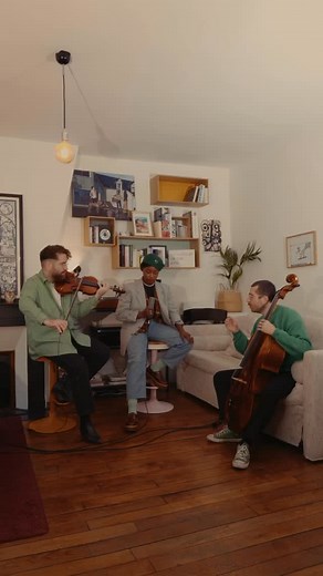 [INTO THE STRINGS HOME SESSION #7] Feat. @anais__rosso ✨✨✨ 2 frères, violon & violoncelle, invitent un.e artiste qui les inspire à partager une création instantanée, au creux de leur cordes, en total acoustique. @anais__rosso, voix @theoceccaldi, violon Valentin Ceccaldi, violoncelle @mathieu.pion, mix @laureenburton, vidéo, montage Composition : Facing Roses d’Anaïs Rosso Merci à Mathieu Pion, Valentin Ceccaldi, Anaïs Rosso et Laureen Burton de rendre cette série possible ❣️✨ Avec le soutien de