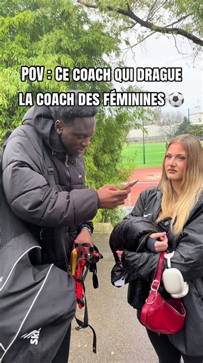 Quand le coach drague la coach féminine ⚽️
