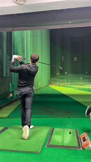 김상열 on Instagram: "• “Your right wrist should not unhinge too early (cast) when hitting the driver.” . “캐스팅(Casting)은 다운스윙 시 손목 코킹이 임팩트 전에 너무 일찍 풀리는 동작으로, 이는 비거리 손실뿐만 아니라 주로 슬라이스를 유발하는 주요 원인입니다.” . #Tigergolftv #타이거골프TV #골프레슨문의 #kpga #golf #srixon"