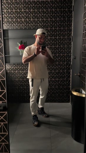 A selfie beacause I love this tile 😂 #fyp #selfie #lifestyle #lunch #holidays