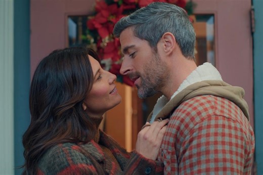 Stream It or Skip It: ‘Reporting for Christmas’ on Hulu, Where a Serious Journalist Falls for the Subject of Her Sponcon