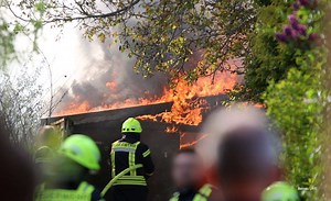Ein Großbrand in Bernau beschäftigt aktuell die örtlichen Feuerwehren - Letzte Aktualisierung 20 Uhr - Gegen 16.20 Uhr wurden vor gut 45 Minuten, zahlreiche Feuerwehren in den Bernauer Stadtteil Lindow gerufen. Aus bisher noch nicht bekannten Gründen steht hier ein Wohn-Bungalow in Vollbrand... Mehr dazu und Aktualisierungen in unserem Beitrag: https://bernau-live.de/ein-grossbrand-in-bernau-beschaeftigt-aktuell-die-oertlichen-feuerwehren/ #Bernau #Feuerwehr #Brand #Barnim #BernauLIVE Freiwillig