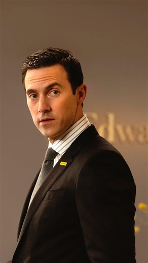 Gilmore Girls Brasil on Instagram: "Milo Ventimiglia é a estrela da nova campanha da empresa de serviços financeiros Edward Jones e aproveitou para contar à Us Weekly qual foi a última vez que ele assistiu a Gilmore Girls. O ator fez outra revelação sobre a série que envolve sua esposa, Jarah Mariano. 🔗 A entrevista completa e o outro vídeo da campanha está disponível em nosso site através do link na bio ou digitando glmo.re/edwmilo no seu navegador."