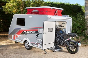 Mini Freestyle : ne vous fiez pas à son apparence, cette mini caravane peut également loger une moto !