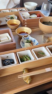 “旅するように滞在する”を叶える、大人の隠れ宿 📍尾道倶楽部 住所：広島県尾道市西土堂町15-20 アクセス：ＪＲ尾道駅南側出口からタクシー7分/徒歩16分 2025年春、尾道に誕生した新しい宿「尾道倶楽部」 千光寺公園の中腹に佇むロケーションは、 尾道の街並みを一望できる絶好の眺め✨ まるで街そのものに“泊まる”感覚を味わえる特別な空間です。 🌇注目は、宿泊者以外も利用できるルーフトップバー。 淡く染まる空と海を眺めながらいただく ノンアルコールカクテル「サンセット」は、 オレンジのグラデーションとバブルがフォトジェニックすぎる一杯🍹 瀬戸内の食材たっぷりのディナーでお腹が満たされたけど 宿泊者限定の「夜泣きラーメン」は別腹だった〜☺️ お土産選びも楽しいショップコーナーなど、 心と体を整えるひとときをお届けします。 🐾周辺観光も抜群の立地。 猫の細道、千光寺、展望台「PEAK」まで、のんびり坂道さんぽが楽しめます。 尾道の魅力を五感で味わう“旅の拠点”として、ぜひ訪れてみてください。 詳しくはこちら👉 https://www.setouchi.travel/jp/trip