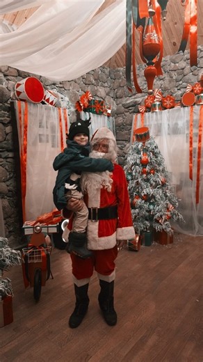 Bistrampolis Manor on Instagram: "🎄Tikra žiemos pasaka Bistrampolio dvare 🎄 Vaikų šypsenos susitikus su Kalėdų seneliu, smagus jojimas ir ypatinga akimirka maitinant danielius ir net šimtas šviečiančių žibintų, kuriantys tikrą šventinę pasaką 🎄🦌🐎 🎅🏻 Nuoširdžiai dėkojame @ketvertukas2 , kad lankotės Bistrampolio dvare bei buvote laidos KK2 šventinių akimirkų dalimi🎞️ Akimirkos iš laidos KK2 🎥"