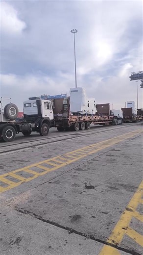 🔴 #مباشر // وصول عدد ( 12 ) محول جهد 30/11 ك . ف عبر ميناء مدينة مصراته البحري بكامل ملحقاتهم ونقلهم الى مخازن الشركة بمدينة القره بوللي . #الشركة_العامة_للكهرباء | الشركة العامة للكهرباء