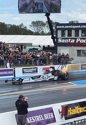 Top Fuel Dragster - In the SlickTricks lane ‘Fuelled By Bro Joe’ Piloted by Liam Jones 🇬🇧 In the Kestrel Beer lane ‘Autoart Motorsport’ piloted by Dennis Nilsson 🇸🇪 Let’s look back at FIA Main Event 2025 with two serious dragsters! All the way from Sweden we have Europe’s only closed canopy cockpit top fuel dragster here battling it out against the same dragster that Ida Zetterström set a European Top Fuel Dragster record in! It was a very cool come back year for Liam Jones! Hope it’s not to