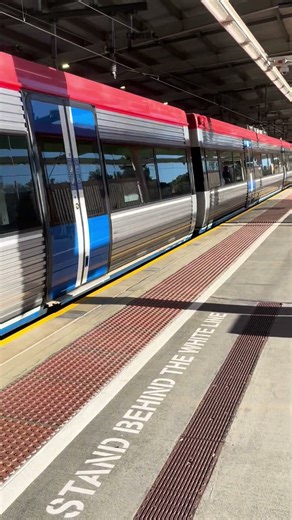 Class 4000 express racing through Showground Station #publictransport #southaustralia