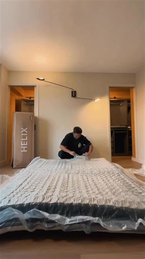 There is just something magical about getting a new bed ✨ Don’t believe us? Just ask @call_me_derik 📸: @call_me_derik | Helix Sleep