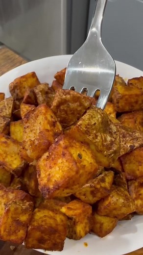 Easy Air Fryer Potatoes🔥 Recipe 5 small/medium russet potatoes 2 TBSP Olive Oil Salt, Pepper, Garlic Powder, Paprika Steps -Scrub potatoes and chop into smaller pieces. You can peel them if you would like, but I kind of like them with the peel still on. -Add chopped potatoes to a bowl. -Add olive oil, salt, pepper, garlic powder, and paprika on top of potatoes. I don't use exact measurements for the seasonings. Add as much as you'd like, but make sure you add enough to coat the potatoes. -Pour 