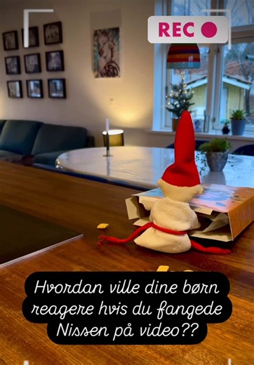 FANGET PÅ VIDEO // 🎅🏻 Hvad mon Nissen får tiden til at gå med, når huset er tomt eller når alle sover?? 🤔 Med et nisse cam. kan være heldig at fange den sprælske lille fyr… men kun hvis man er forsigtig, for Nisser ynder at holde sig skjult for menneskene 🤫 Hvordan ville dine børn reagere, hvis I var så heldig at fange Nissen på video?? 📹🤭 Husk at gemme opslaget 📌 #nissemagi #nisseløjer #nissebus #elfontheshelfideas #fyp #jul2024 #julemagi #christmasmagic #drillenisse #wichtelzauber #wich