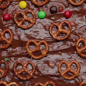 17K reactions · 9.4K shares | There's no better candy to share than M&M'S®. Try this marshmallow fudge and impress your friends with this delicious, easy-to-make bite! | Tasty | Facebook