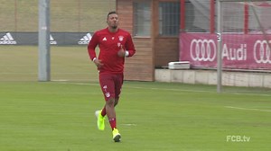 Das sieht doch gut aus! Jérôme Boateng lief heute erstmals wieder auf dem Rasen. Mehr: youtu.be/yDc76K0LF-8 | FC Bayern München