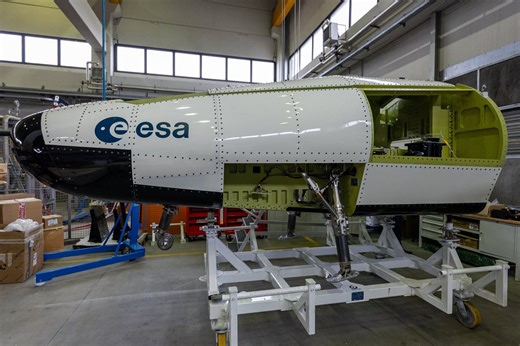 ESA visar upp modell av Space Rider. Ska bli Europas första återanvändbara rymdfarkost.