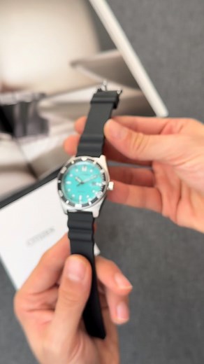 ‎ساعت مچی / فروشگاه تی تی بول‎ on Instagram‎: "بعضی رنگ‌ها فقط دیده نمی‌شن… حس می‌شن. رنگ تیفانی در ساعت Citizen AW1760-14X دقیقاً از اون رنگ‌هایی‌ه که با یه نگاه، حس آرامش و خاص بودن رو منتقل می‌کنه. این مدل از کالکشن اسپرت سیتیزنه؛ جایی که استحکام، زیبایی و تکنولوژی اکو درایو کنار هم قرار گرفتن. قلب این ساعت با نور خورشید زنده می‌مونه — بدون نیاز به باتری، فقط با انرژی طبیعی. بدنه استیل، بند چرمی قهوه‌ای و صفحه سبز تیفانی باعث شدن این مدل هم برای استایل روزمره مناسب باشه، هم برای استایل نیمه‌ر