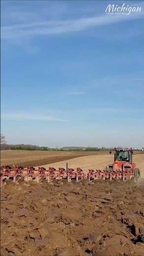 Case-IH Steiger Quadtrac 550 & 14 bottom plow #farmequipment #farming #plow #quadtrac #caseih