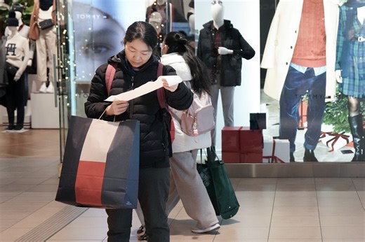 Many Canadians preparing to cut back on holiday spending: survey