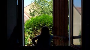 Happy kleines Mädchen öffnet das Fenster: Stockvideos & Filmmaterial (100 % lizenzfrei) 1053344969 | Shutterstock