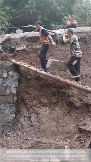 The old method of transporting stones on steep slopes is even more stable than machinery!