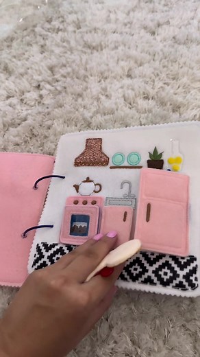 Tell me this isnt the COOLEST HOMEADE BOOK! #babyshower #gift #homemade #babygift #clothbookforbaby