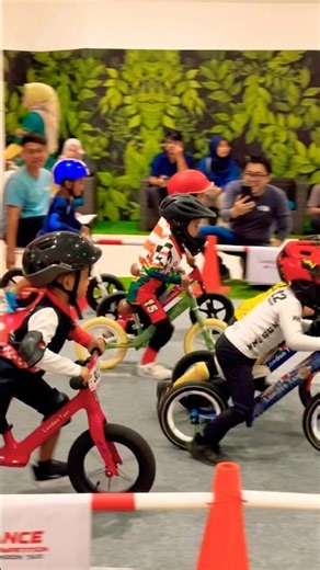 Yellow shirt and white shirt Red helmet compete closely for first place in the phus bike race