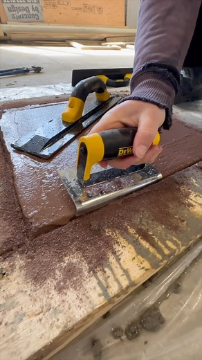 The DEWALT mag float features a durable & lasting magnesium blade made to get the job done.​ ​ Designed and tested to withstand the demand of any jobsite. ​ ​ An ergonomic soft grip handle providing a secure grip and reduces fatigue during long hours on the job.​ ​ #concrete #spreadit #DEWALT​ ​ @concrete.by.design ​ -​ -​ -​ ​ La taloche magnésium DEWALT est équipée d’une lame durable en magnésium conçue pour accomplir les tâches les plus exigeantes. ​ ​ Conçue et testée pour résister aux rigue