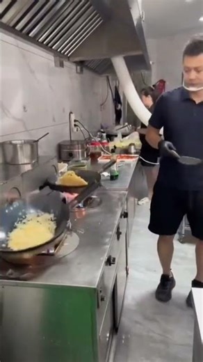 No Human Chef Needed! Insane Automatic Frying Pans in action!😯😯🤩 #foodie #friedrice #cooking #fry