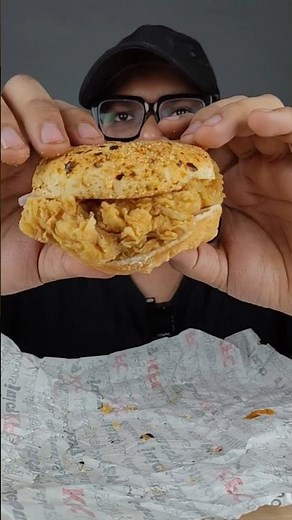 KFC CHICKEN ZINGER BURGER TANDOORI REVIEW | SPICY CRISPY BURGER TASTE TEST | PRICE ₹219 INDIA