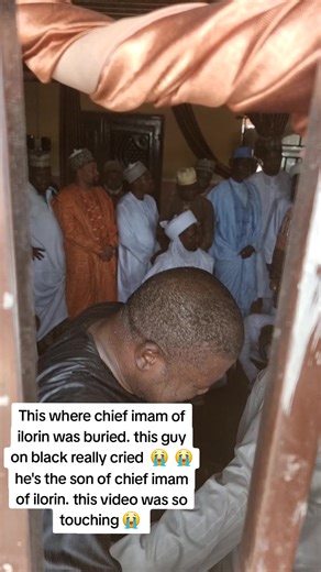 This where chief imam of ilorin was buried. this guy on black really cried 😭 😭 he's the son of chief imam of ilorin. this video was so touching 😭 #goviral #fyp #ilorintiktoker #muslim #worldmuslim