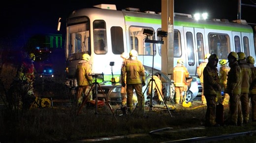 Unfall mit Stadtbahn: Auto wird mitgeschleift, mehrere Verletzte