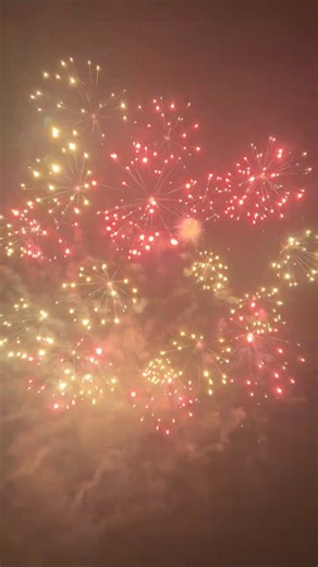 23 reactions | thousands of strobe #Fireworks #pyrotechnics #nyfireworks | Jane Jiang | Facebook