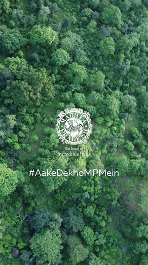 Mandu is also referred to as Madhya Pradesh’s ‘City of Joy,’ but in winter, it becomes a city of dreams. As the morning fog wraps itself around the Jahaz Mahal and the Sun peeks through the arches of Hindola Mahal, every moment here feels timeless. From the architectural brilliance of the Afghan era at Hoshang Shah’s Tomb and Jami Masjid to the panoramic views from the edge of the Vindhyas, Mandu is a masterpiece waiting to be explored. From historic landmarks to breathtaking views, Mandu is a m