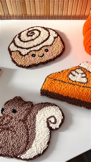 Do you like these cute mug rug coasters? I’m so curious to hear what you think! 🫶🏻 With cinnamon roll and squirrel designs, they bring the warm, cozy vibes of autumn right into your home — and I think they’re just adorable 🤎 A perfect choice for cozy decor lovers — coming soon to my Etsy shop! Link in bio📌 You can also follow my page and check out my other reels to support me and discover new designs💗 ETSY: TUGSPUNCHNEEDLE✨ #punchneedleembroidery #embroidery #punchneedle #punchneedlecoaster