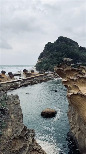 Carved by time, shaped by the tides. #yehliugeopark #taiwan #taiwantravel #naturephotography