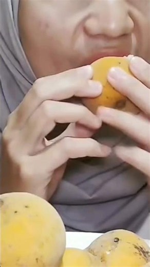 Buah Kecapi (Harus Dijepit Pintu Sebelum Dimakan)