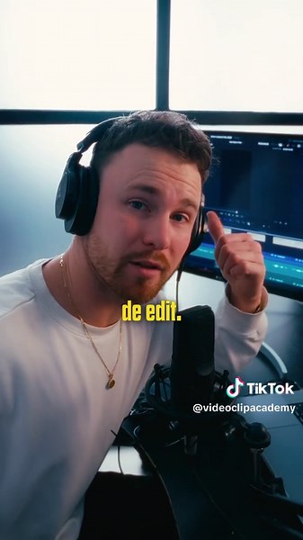 Lees caption👇🏼 Wil je een een object in slowmotion laten vliegen? Hier is hoe je dat doet: ✅ Stap 1: Film een topshot. ✅ Stap 2: Film de tennisbal draaiend aan een visdraadje voor een egale achtergrond. ✅ Stap 3: Voeg een basis kleurcorrectie toe. ✅ Stap 4: Zoom de tennisbal in en uit met behulp van keyframes en pas de snelheid aan met Re-Time Curves om het slow motion effect te creëren. ✅ Stap 5: Gebruik de Magic Mask om de tennisbal uit te keyen. ✅ Stap 6: Plaats de tennisbal boven je topsho