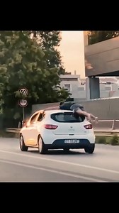 Non accenna a placarsi la nuova "moda" del car surfing, la pericolosa challenge social con l'obiettivo di "surfare" rimanendo aggrappati sul tetto di un'auto mentre sfreccia su strada. Nei giorni scorsi un giovane è stato ripreso proprio mentre praticava quella challenge, su un'automobile in corsa sulla Tangenziale di Prato. Ma in realtà il fenomeno non è nuovo. La challenge, infatti, è sbarcata prima negli Stati Uniti e poi in Italia già tre anni fa. A nulla sono valsi gli ultimi fatti di crona