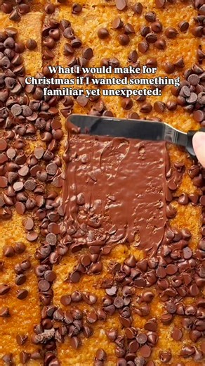 I’ve said it before and I’ll say it again: Graham cracker toffee >>>>>> saltine toffee 👍🏼 Comment the word “recipe” below and I’ll send the link to this graham cracker toffee directly to your DMs! 💌 #freshaprilflours • https://freshaprilflours.com/graham-cracker-toffee-bark/ #christmastoffee #christmascandy #grahamcrackers | Fresh April Flours