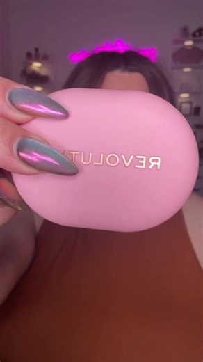 I’ve got a new affordable pink pressed powder so you know I had to try it @Revolution Pro #pinkpowder #affordablemakeup #brightundereye #blurringpowder #ultabeauty