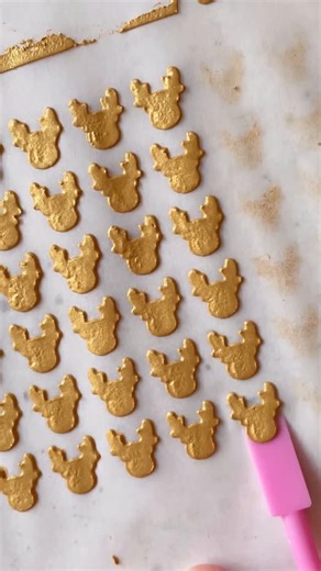 Catherine on Instagram: "Have you tried making your own sprinkles yet? 💛💛💛 I used @bakeartstencils stencil to make those 🦌 sprinkles, and tried out this gold royal icing mix 🤩 from @evilcakegenius . You just add water and make it super stiff. So much fun!! 💛💛💛 I hope you have a wonderful weekend! 🦌🦌🦌 Use promo code ‘sugarck10’ to get 10% off on stencils - @bakeartstencils . Link in bio ⬆️ Gold royal icing mix: @evilcakegenius . . . . . . . . . #royalicing #royalicingsprinkles #makeyou