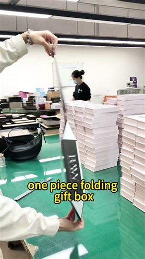 Folding gift box,transform a simple flat into a stunning box.#mjcpack #foldingbox #custombox