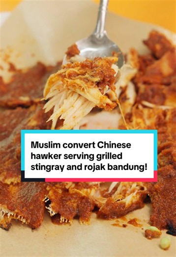 Junaidah Ong Binte Abudullah converted to Islam at 23 after falling in love with her now-husband Abdul ‘Batu’ Ghani when they were working side by side at Sim Lim Square. The couple later set up a hawker stall together, where they now sell Chinese-Muslim dishes like grilled stingray, hor fun with lots of wok hei and the relatively uncommon Rojak Bandung — a cuttlefish rojak tossed with kangkong, peanuts and prawn paste sauce! #8dayseathawker #muslimtok #sgfoodie #foodtok #tiktoksg